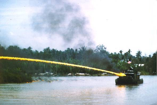 Barco estadounidense lanzando Napalm en Vietnam. Wikimedia Commons